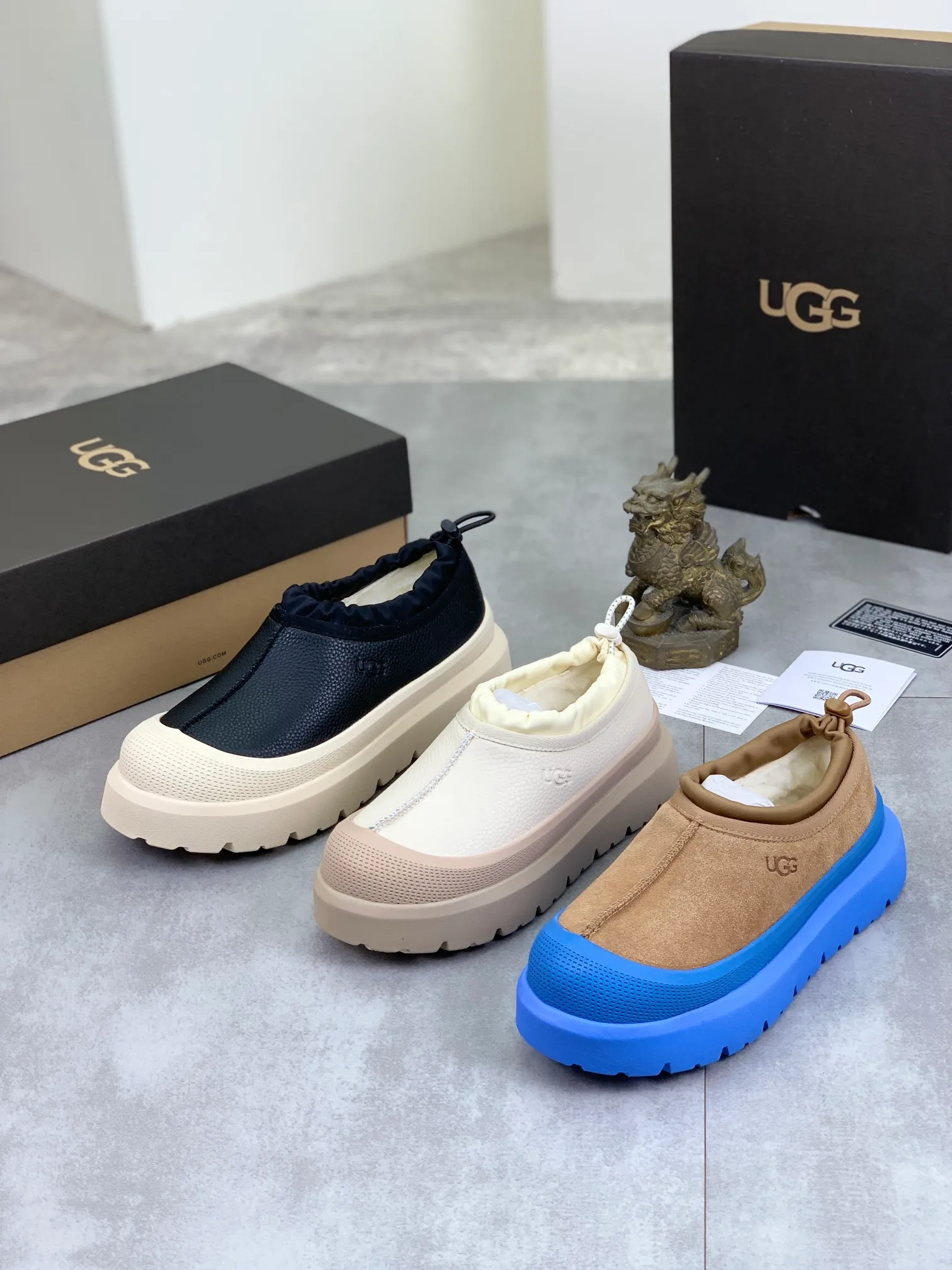 Men's Men's Shoes💰P460 New Couple Style👫 UGG Tasman Weather Hybrid One-second Snow Boots👢 Wang Yibo's same 👏 classic Tasman shoe model is added with a large orange sole, functional color contrast design, environmentally friendly waterproof and snowproof material, which is both fashionable and functional. At the same time, it is paired with the new UGG Keen furry color-blocking jacket. Bright orange and maroon collide to create a new light outdoor style and open up a new travel experience in early autumn! Using the best materials, the 17mm fur integrated surface is warmer and breathable, and the outsole is upgraded to a lightweight and wear-resistant light wing technology outsole! Size: 35-45 for men and women Official website color: 3⃣️ colors available